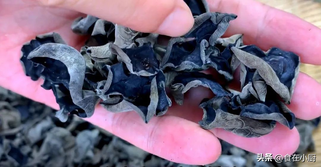 木耳直接用清水洗就可以了吗,新鲜木耳怎么清洗才能除虫卵
