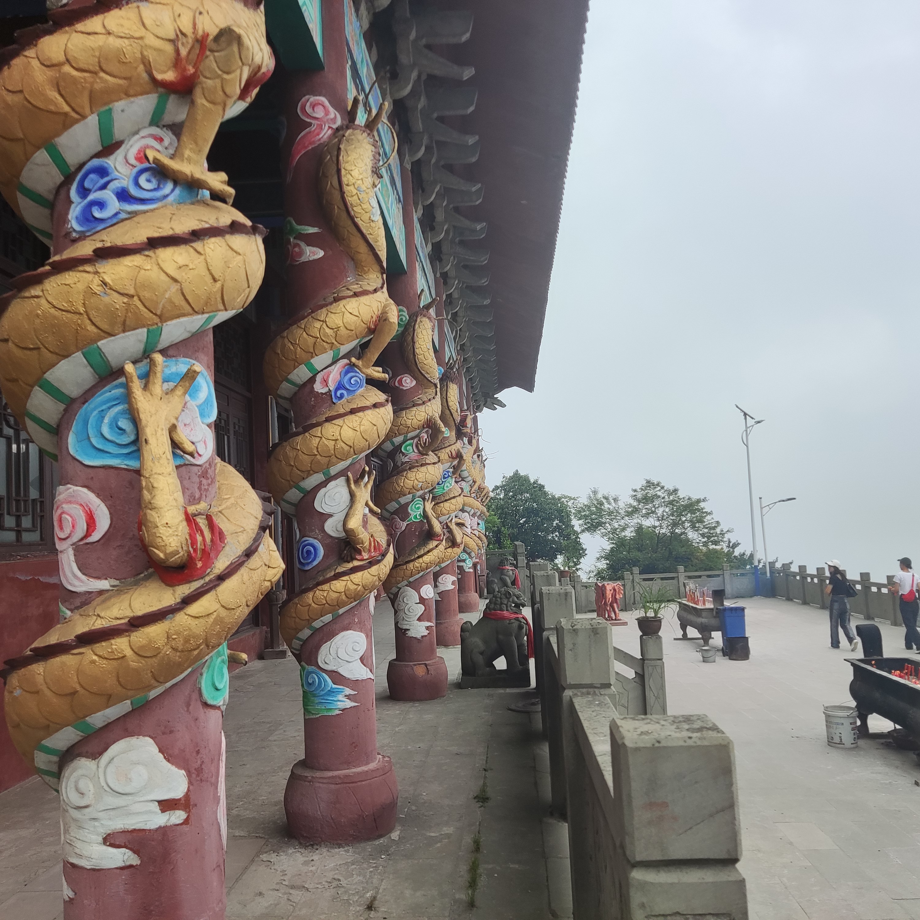 四川广安千年古刹视频,来到四川华蓥山最高的寺庙