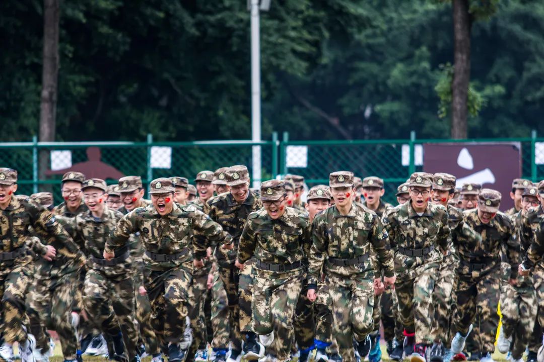 师徒结对薪火传，魔棒点火显智慧！华西中*运学**动会开幕式，燃了