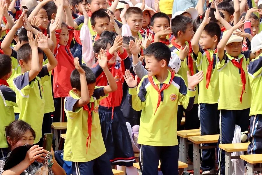 六一儿童节花儿与少年,六一儿童节花儿向阳开