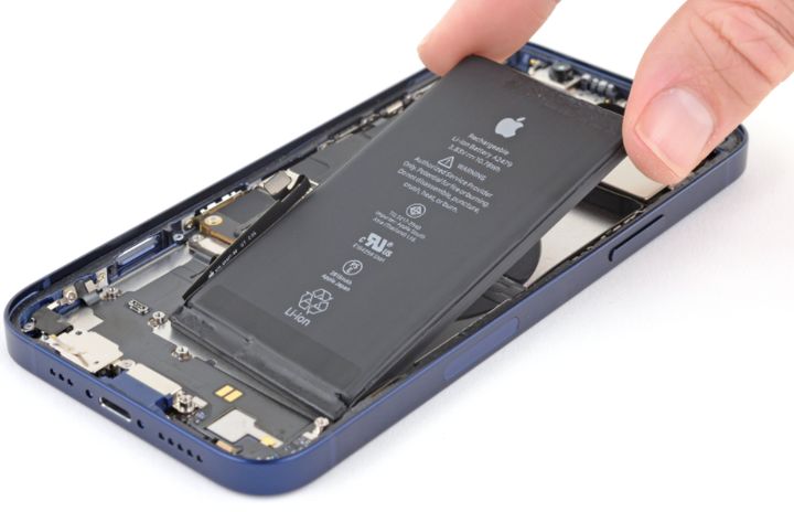 豪横!苹果:iPhone14之前的机型3月1日后保外电池服务费加169元