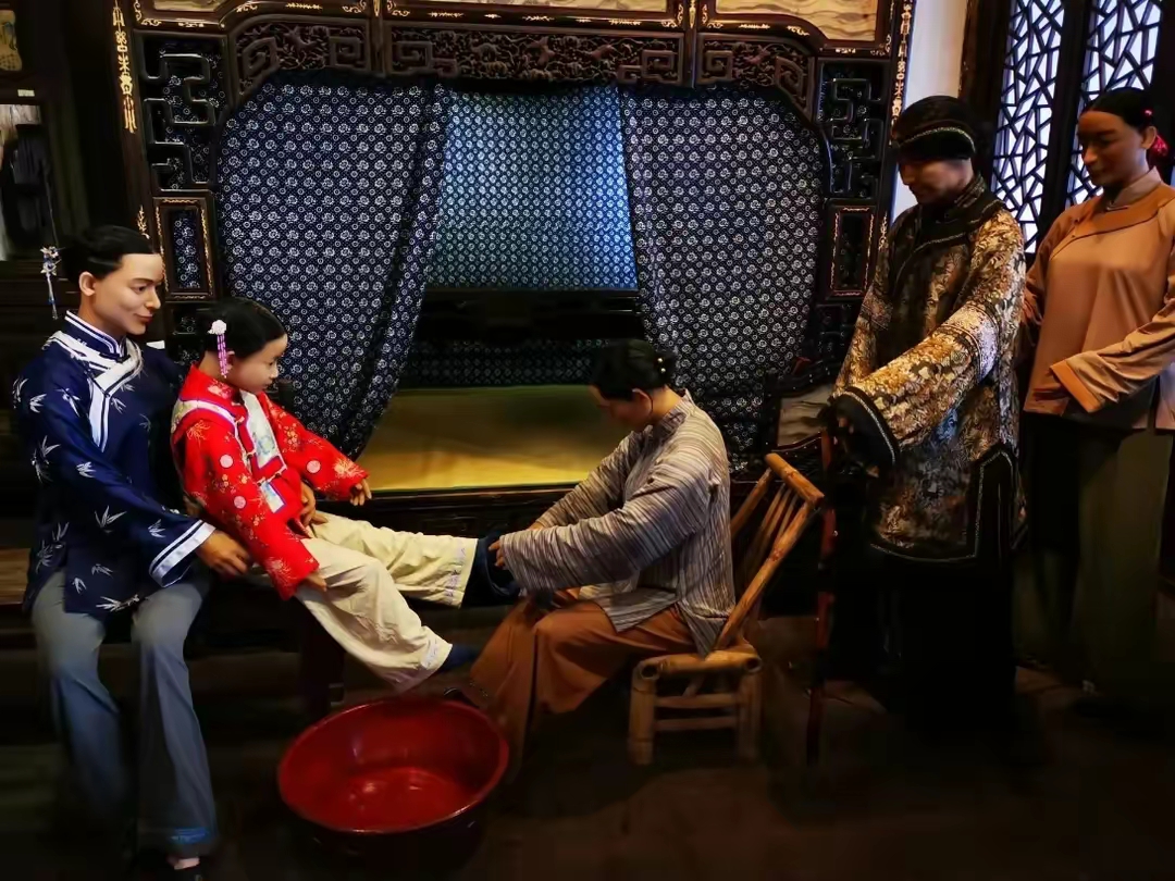 金莲小脚为什么这么美,三寸金莲的美感在哪