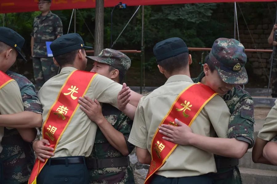 逐月领取退役金3个三等功累加吗,8次一等功的英雄几次特等功