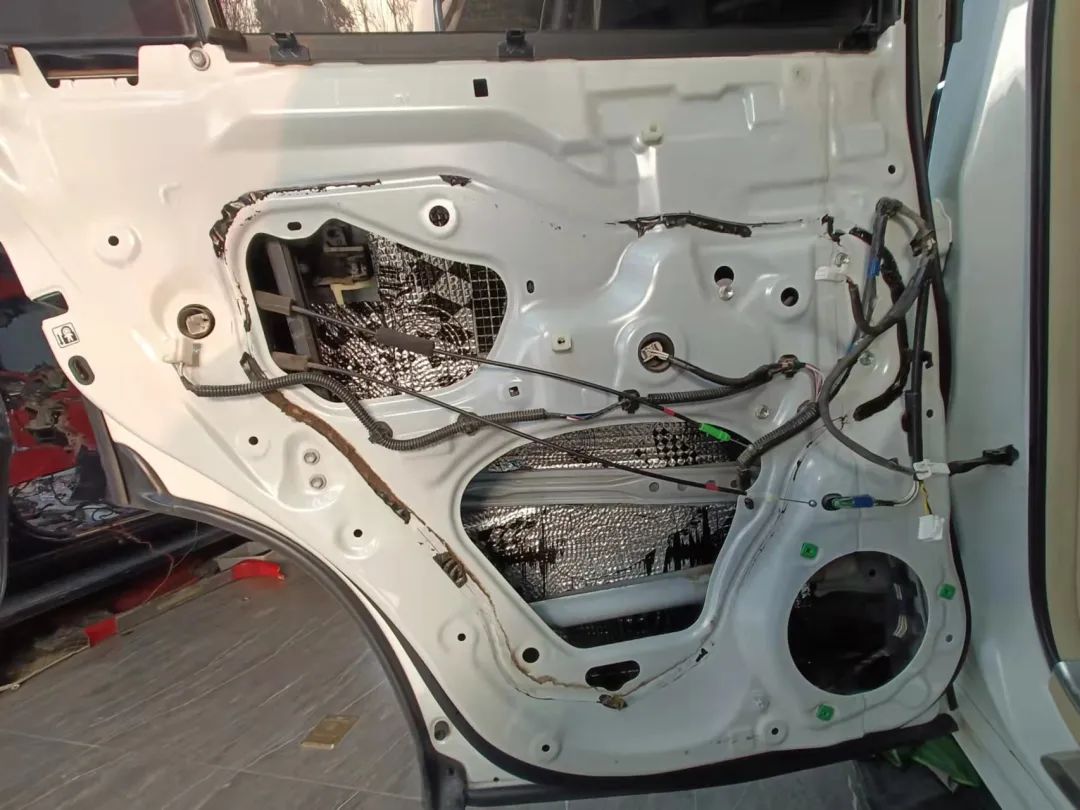 丰田霸道汽车音响升级丹麦,丰田霸道德国彩虹汽车音响