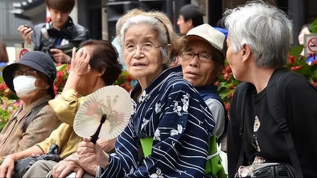 日本色情行业挤满了70岁老人,社会老龄就业问题,值得中国警示