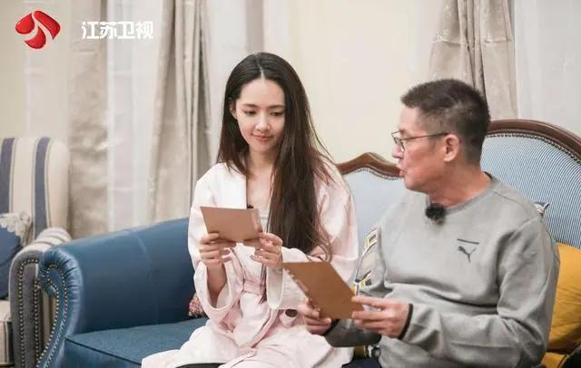 向佐郭碧婷恋爱前出席活动,郭碧婷向佐甜蜜牵手疑似恋情曝光