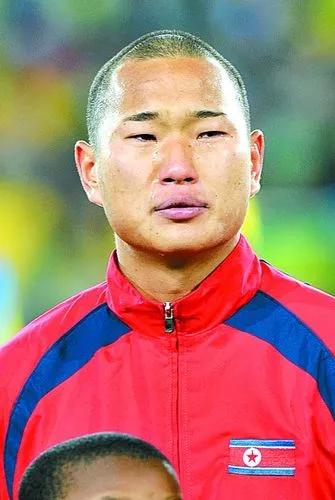 朝鲜足球运动员郑大世在干什么,朝鲜传奇球员郑大世