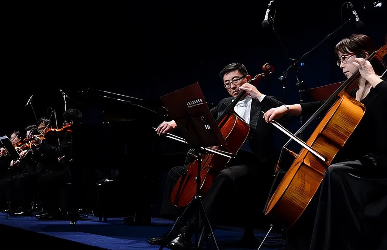 威德曼大提琴协奏曲《黑暗琴弦》的音色音响特征