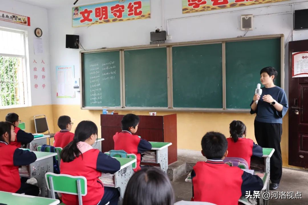 九三学社看望贫困学生的报道,九三学社迎新春