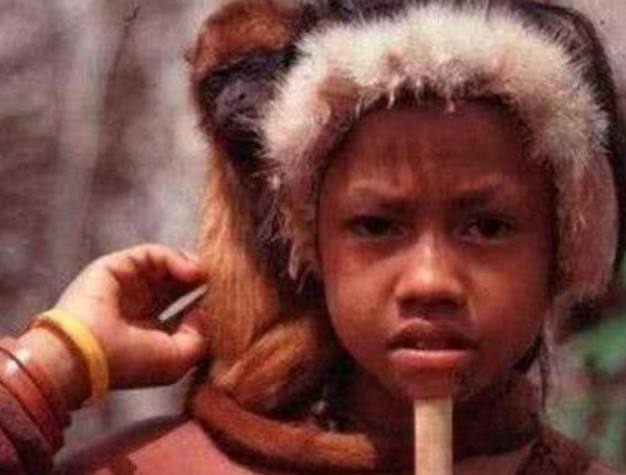 月亮之子图片,佐埃人为什么下巴要插木棍