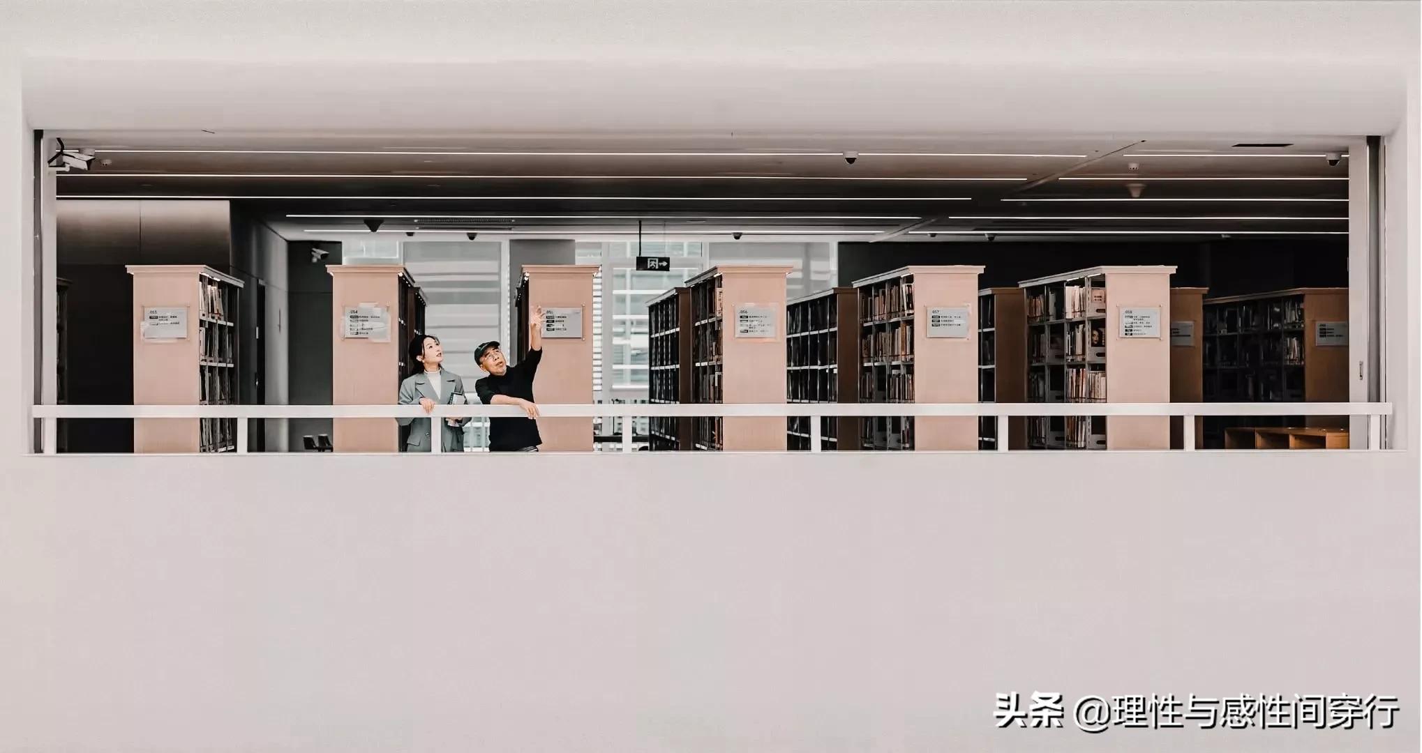 隔海相望，我在这头，静守似水流年，你在那头，淡看烟火人间