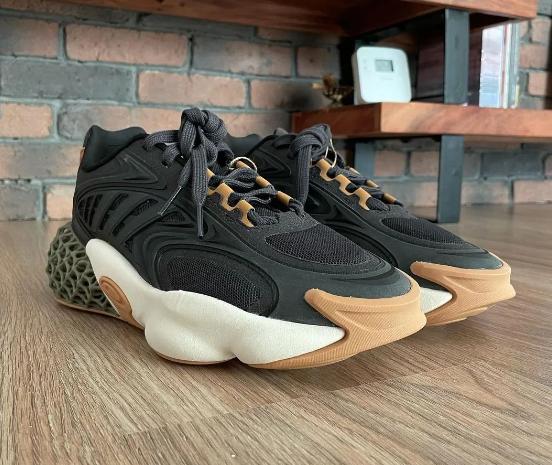 耐克阿迪最好的一款跑鞋,阿迪最高端的跑鞋是哪款