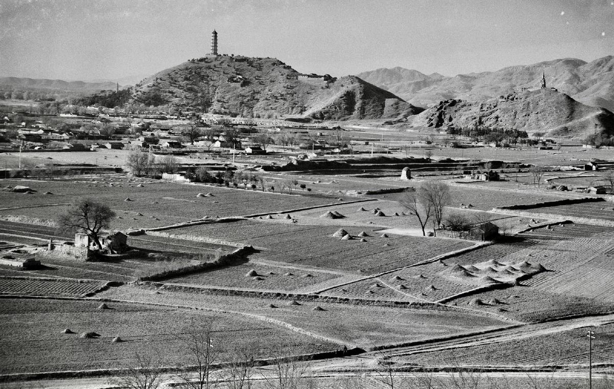 女子穿侵华日军服装摆拍新闻视频,女子身着日本侵华军装露脸