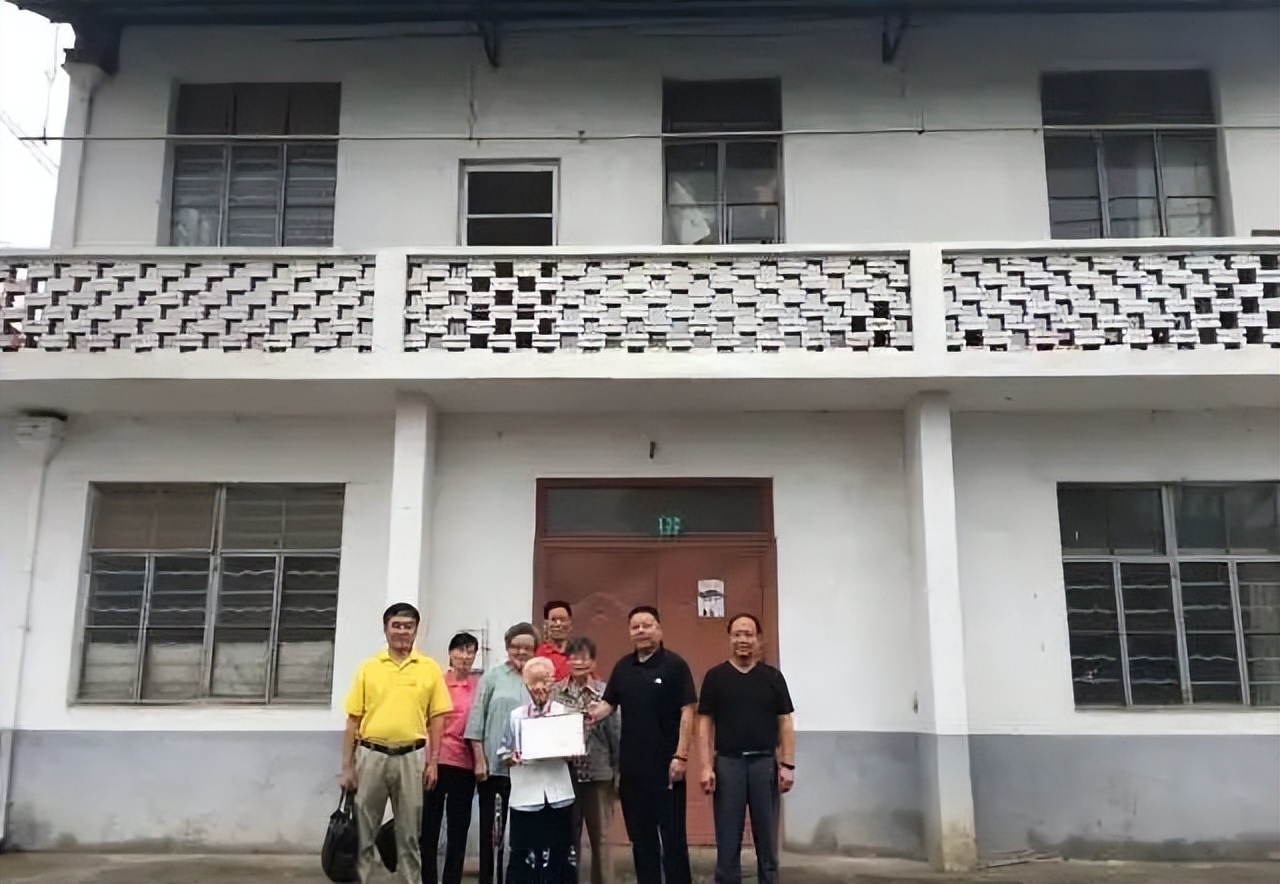 上海一群老人众筹买楼抱团养老,上海82岁老人卖掉房子租房养老