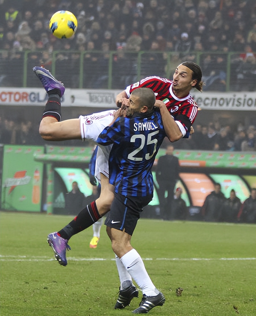 伊布退役斩获555球和226助攻,伊布突然退役