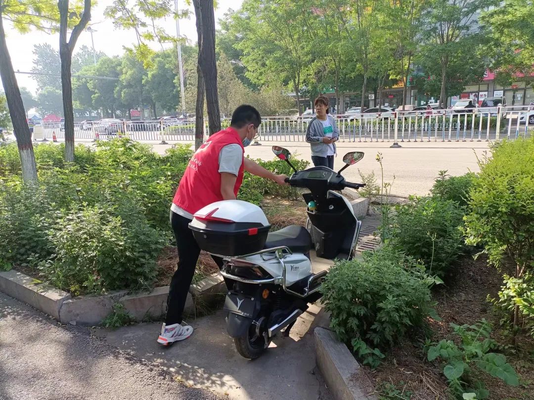 介休青志协红马甲为你护航，愿你旗开得胜，未来闪闪发光