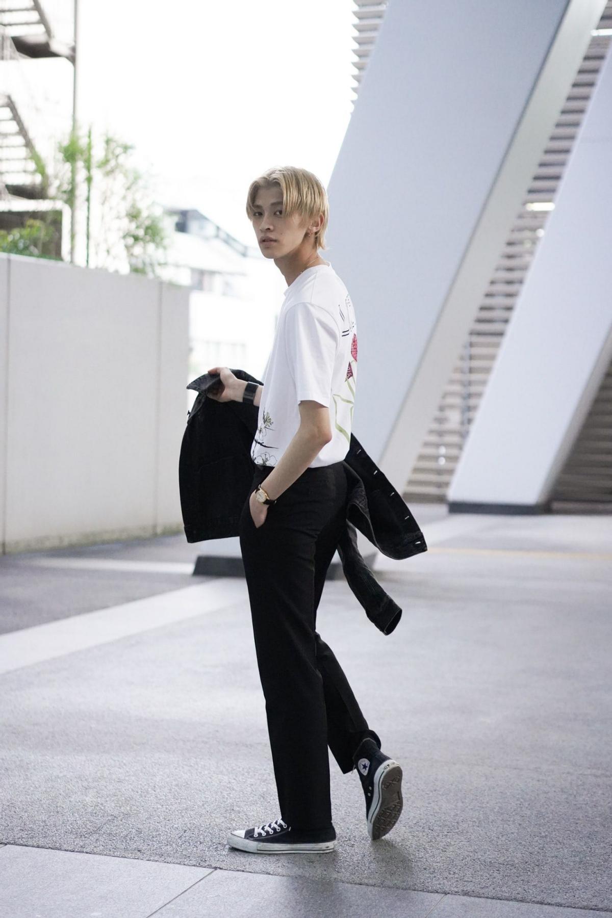 短袖白t叠穿搭配,白t内搭黑色短袖怎么穿