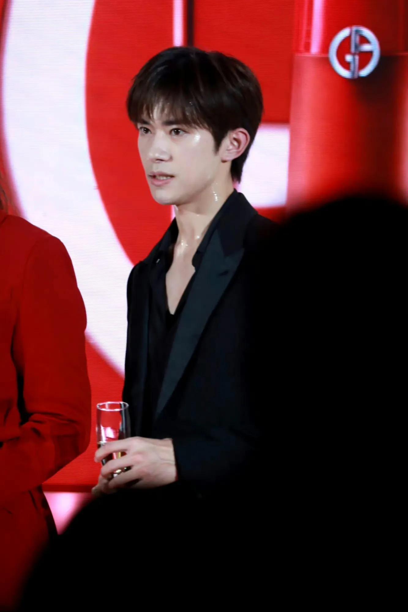 易烊千玺压轴出席阿玛尼活动,易烊千玺出席阿玛尼