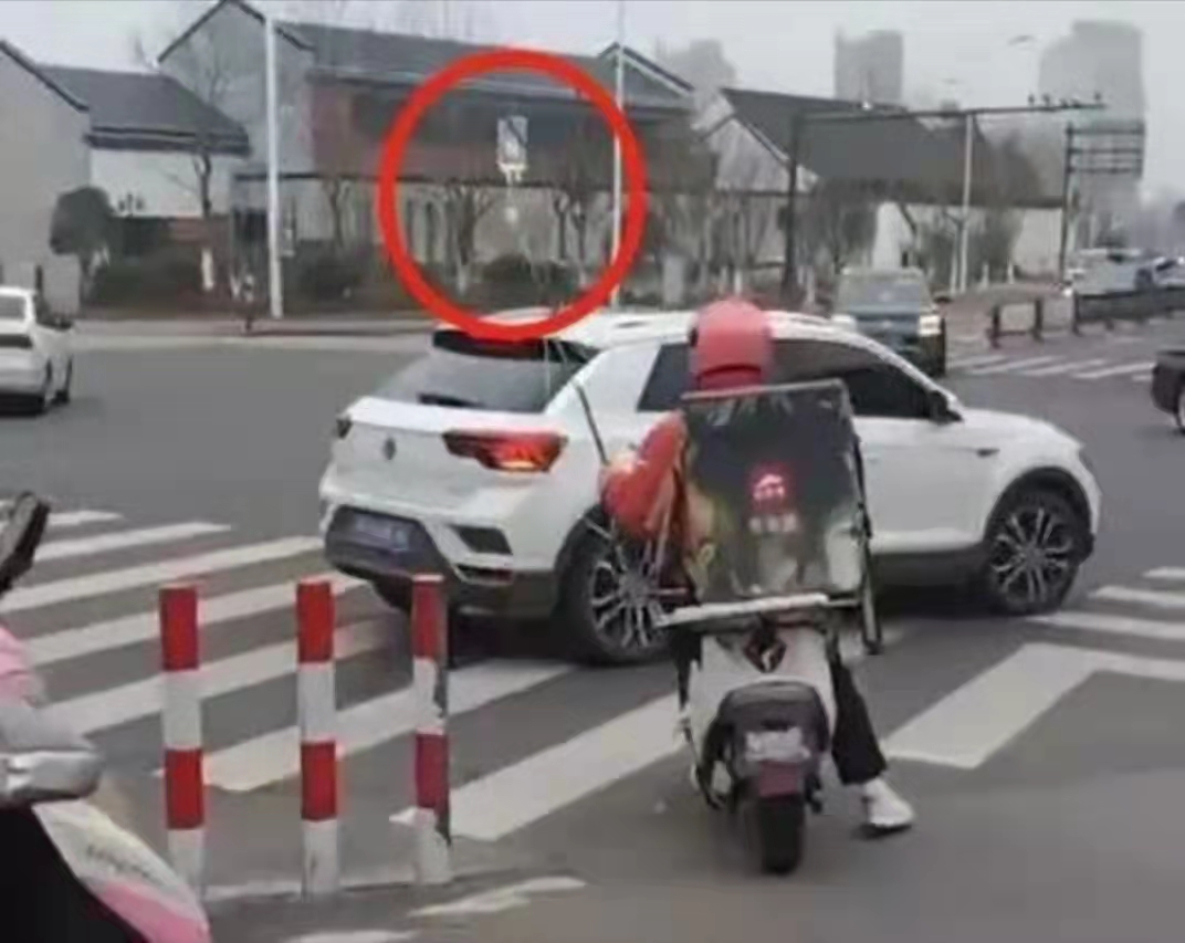 一男子挂吊瓶输液,痛风患者日常生活需要注意的点滴