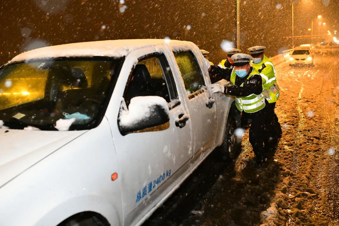 商州公安守护万家平安,守护万家团圆中秋节警察