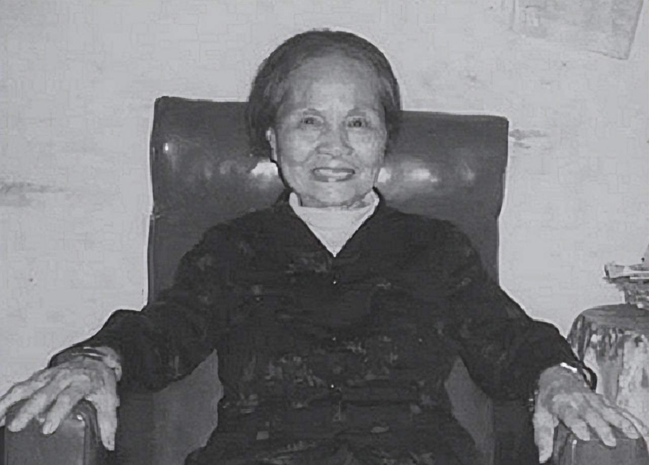 范桂霞为扮演周恩来妻子,22岁学会抽烟喝酒,*颖超邓**26年后当面感谢