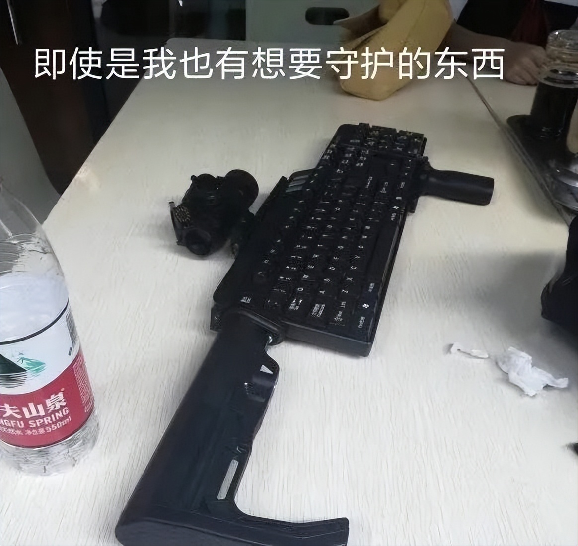 特斯拉突然失控撞歪电线杆,特斯拉瞬间失控事件