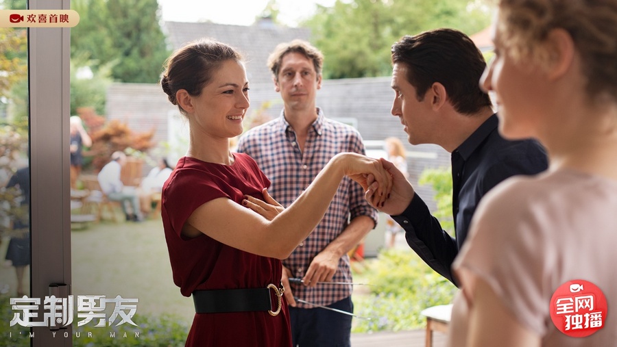 “大表哥”演绎禁忌人机恋，甜腻科幻电影《定制男友》欢喜首映七夕独播