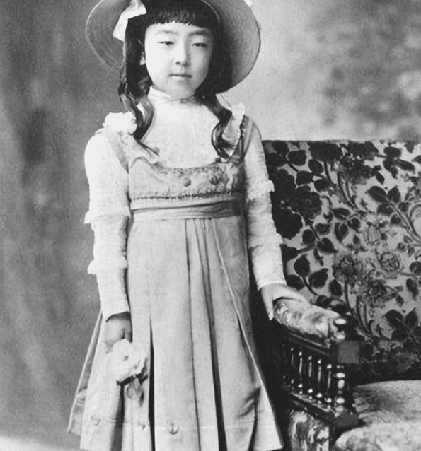 日本丑后良子：靠父亲帮忙守住太子妃宝座，一双眯眯眼...