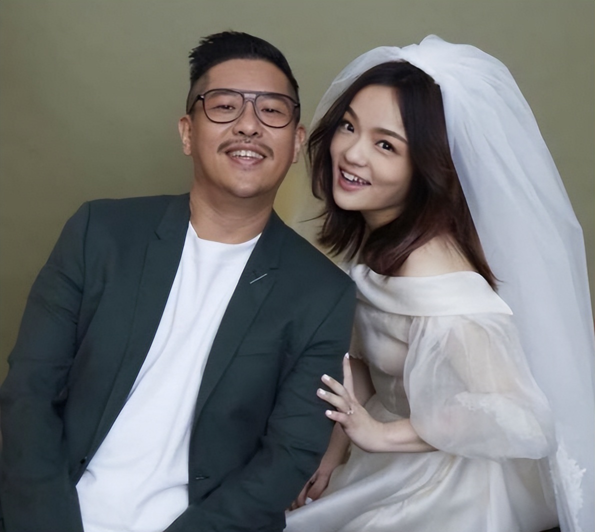 37岁歌后徐佳莹挺孕肚出街，侧坐护肚脸浮肿，提前透露二胎宝性别