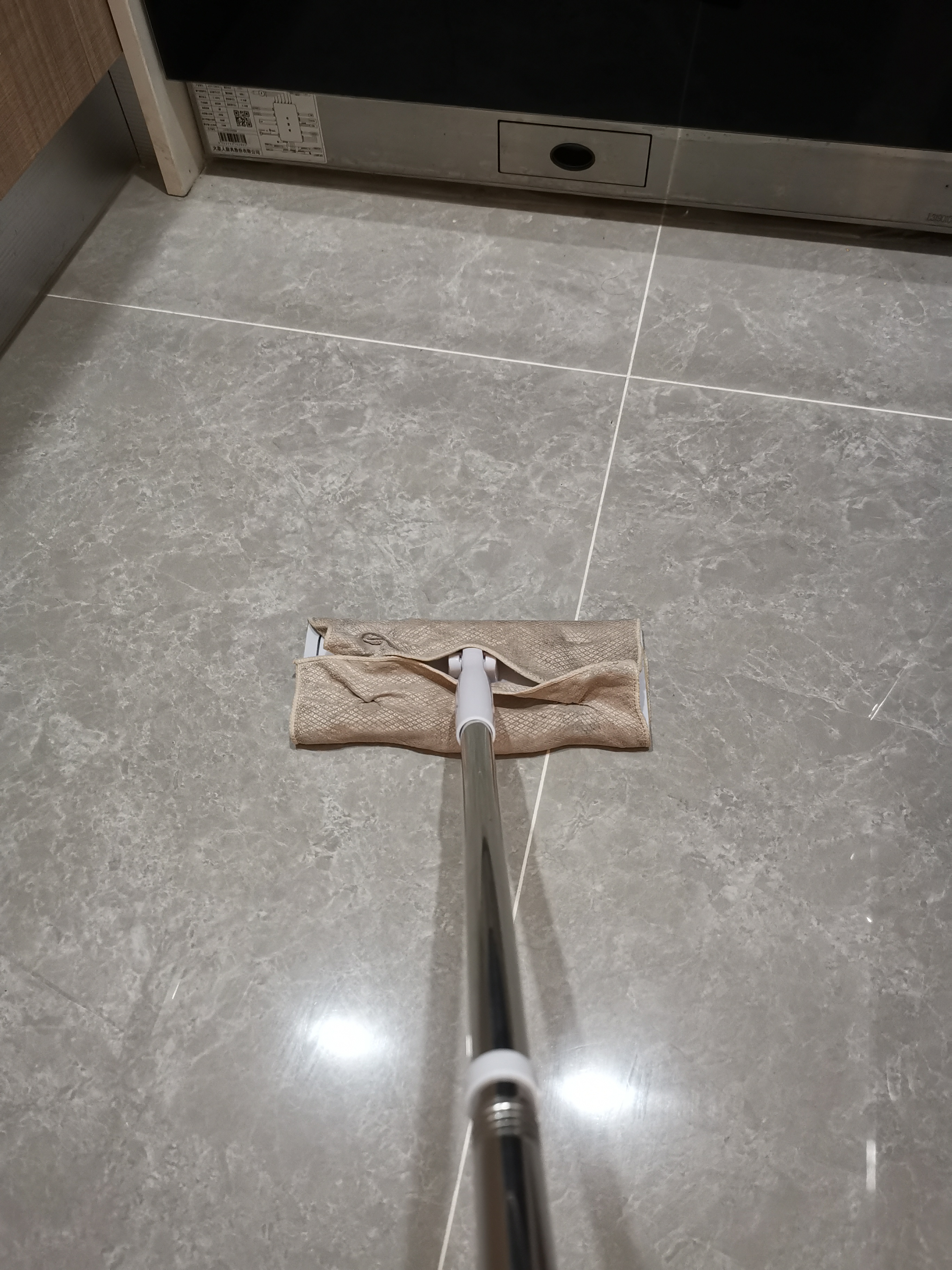 为什么拖完地地板上有水印,拖完地总是有水渍印怎么办