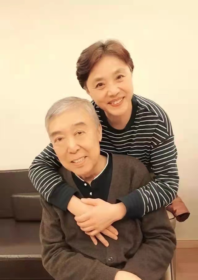 师胜杰追悼会女儿捧父亲遗像视频,师胜杰妻子宋艳现状