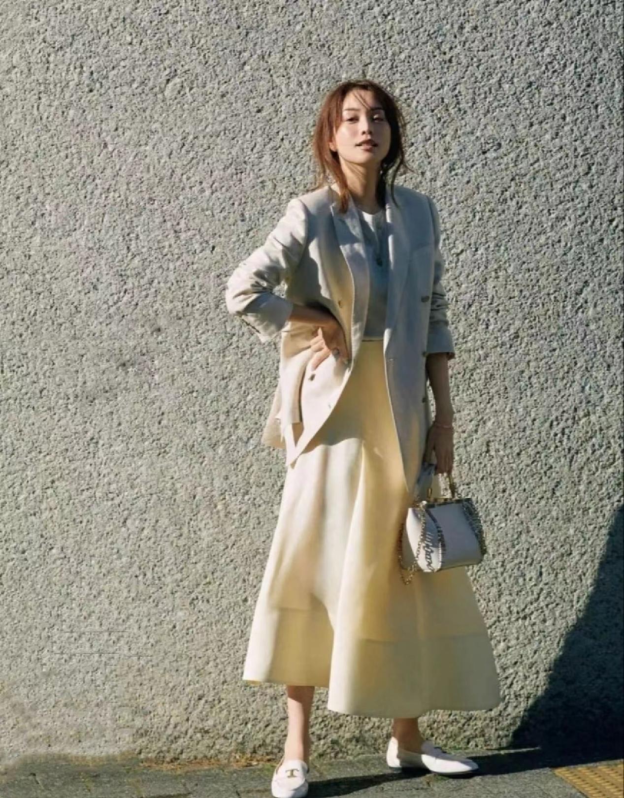 西装半身裙怎么穿显年轻活力,西装半身裙怎么穿更好看