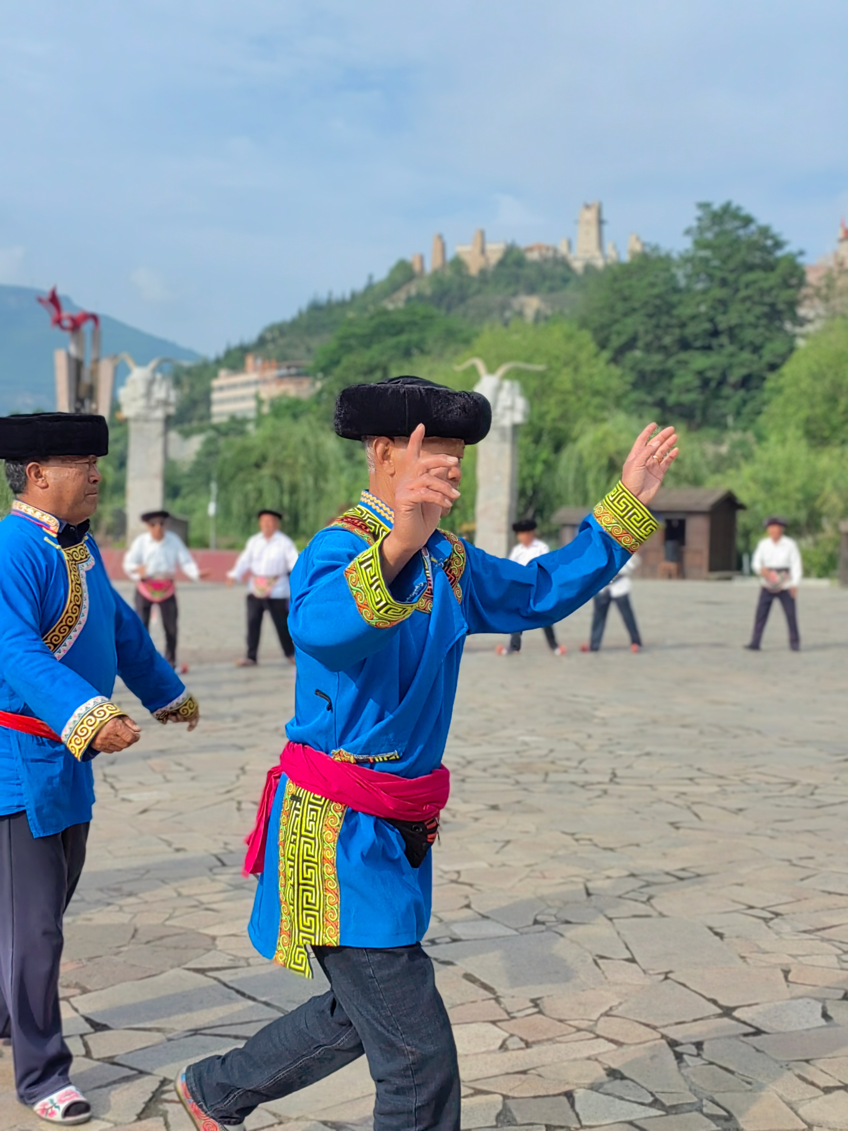 羌族云朵上的舞者,歌曲云朵上的羌族