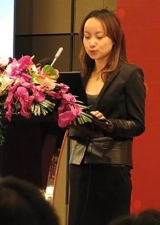 13年女高管卷款5亿出境被抓，上海同行评价：见过她的都想帮她