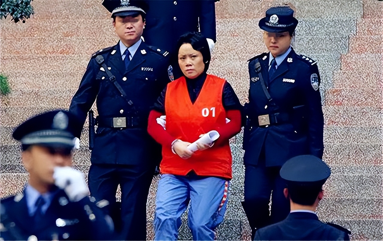 黑老大女人被欺负后续,九零后女黑老大被抓