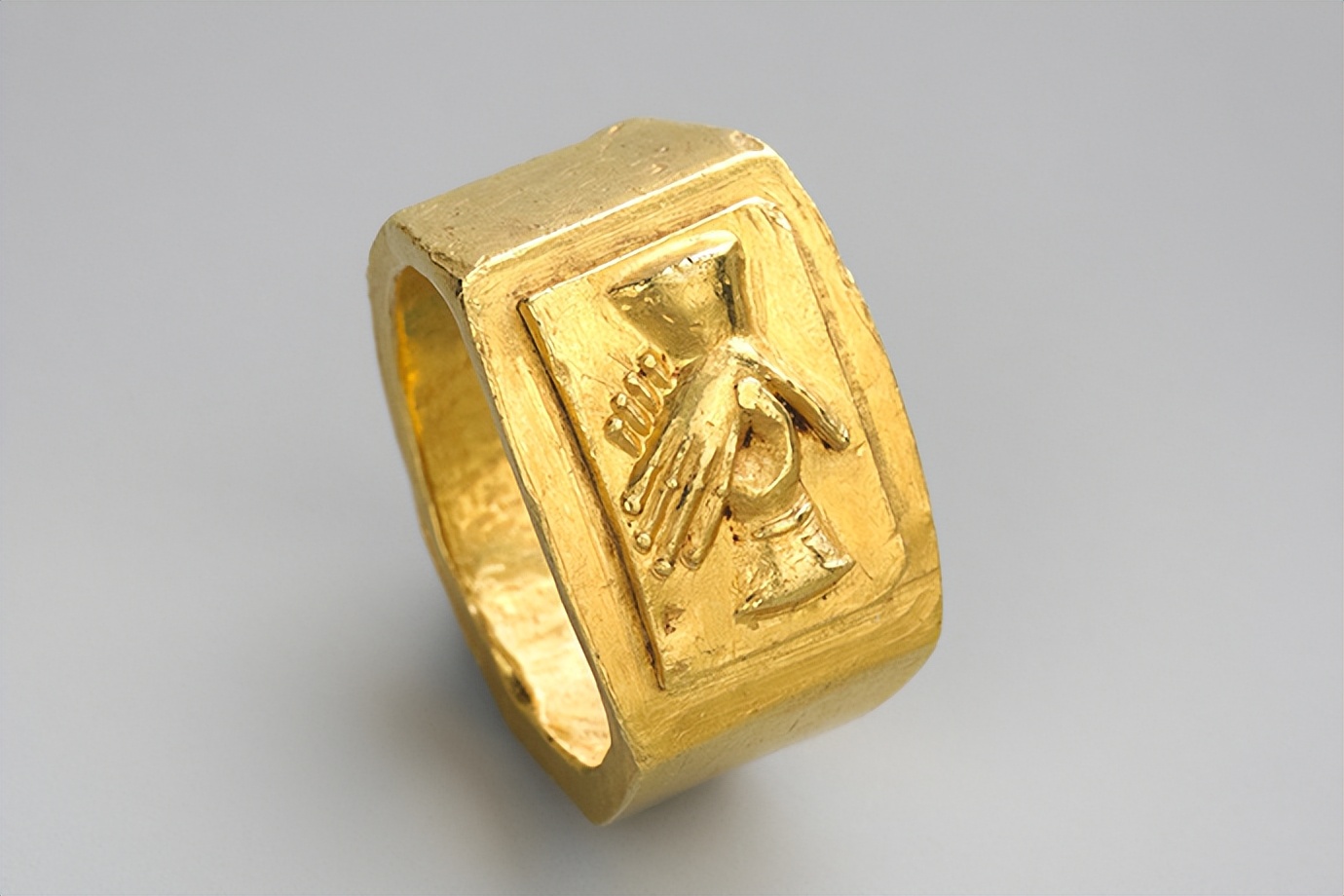 结婚戴戒指是从哪个国家兴起的,结婚戒指最早出现在什么时候