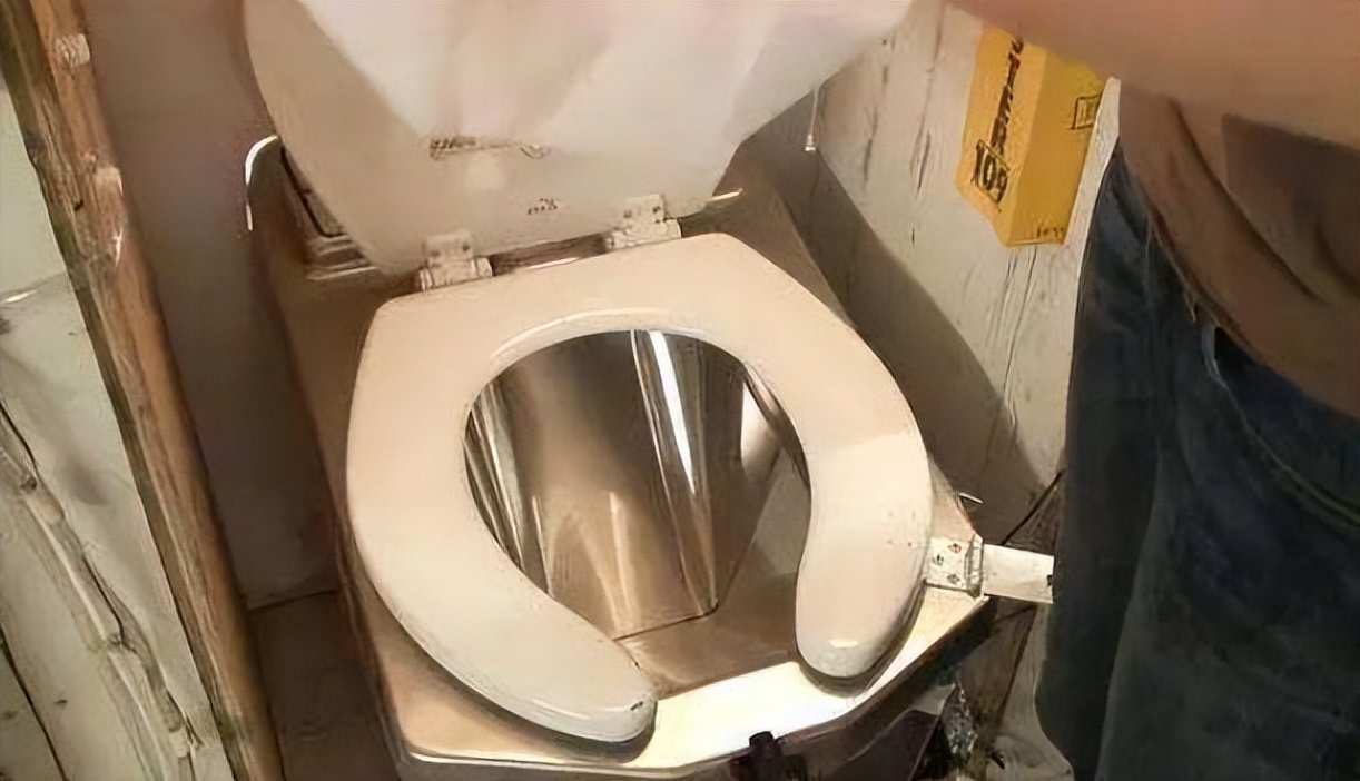 美国马桶前面为什么要设计个孔,美国马桶前面有个缺口怎么冲水