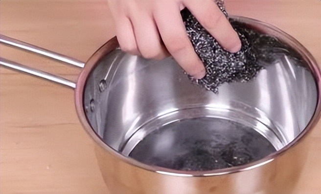 不粘锅涂层轻微刮出条印有毒吗,不粘锅涂层危害视频