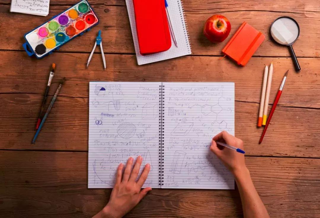 积蓄力量释放光彩作文,积累力量绽放光彩作文开头