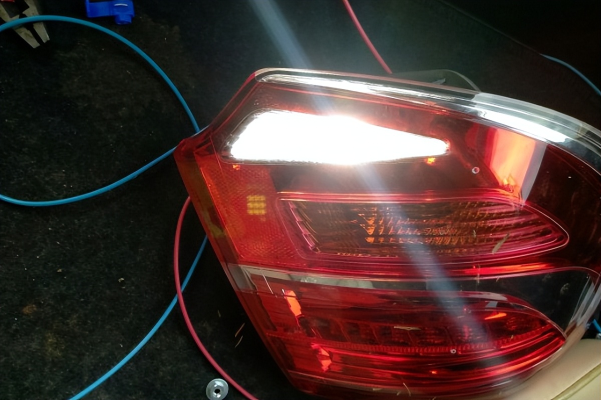 汽车倒车灯线路坏了怎么查,汽车的倒车灯为什么老是坏