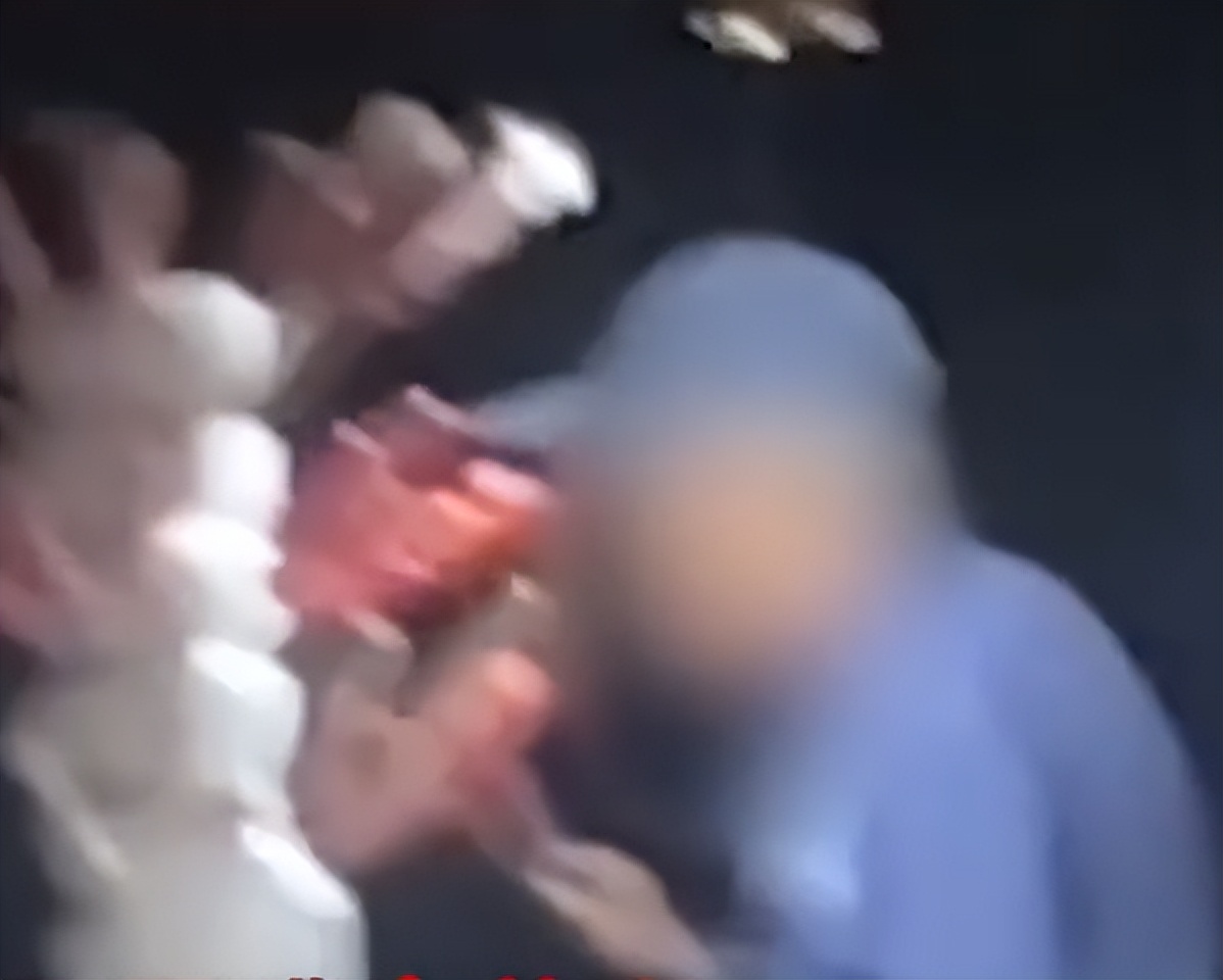 怕糖葫芦化的老人,用嘴含水喷糖葫芦