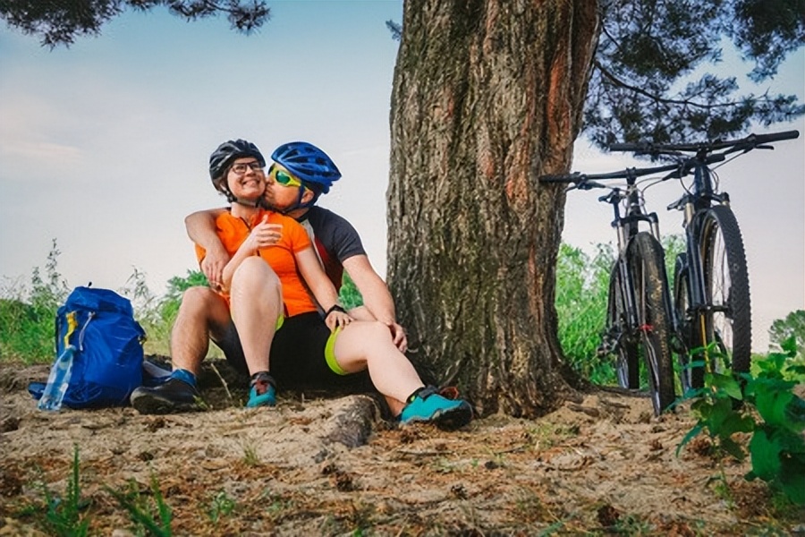 我急切地加入老年骑友群后，发现老年男女关系很复杂，我果断退群