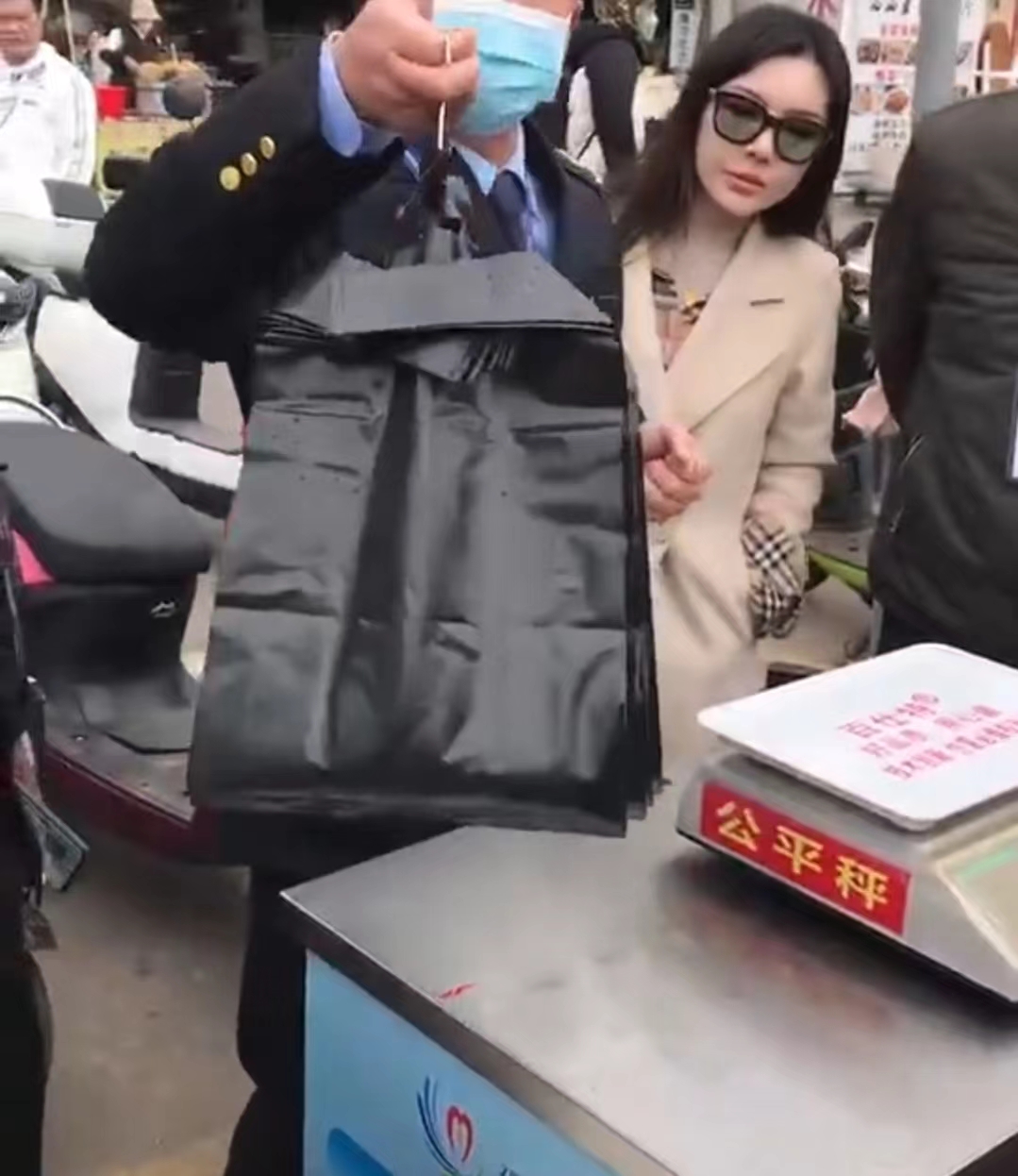 海鲜商户袋子里掺水,广西海鲜商户塑料袋掺水官方查处