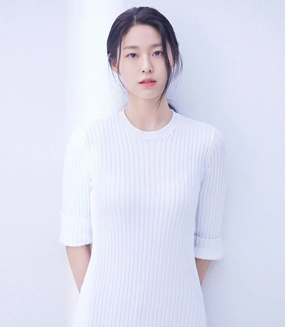 被网友称为“韩国最强肉体”身材演技在线的金雪炫还热衷慈善事业