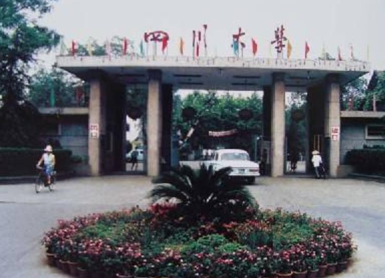 67岁大爷健身24年，娶小13岁美女娇妻，夫妻美满幸福、让人羡慕