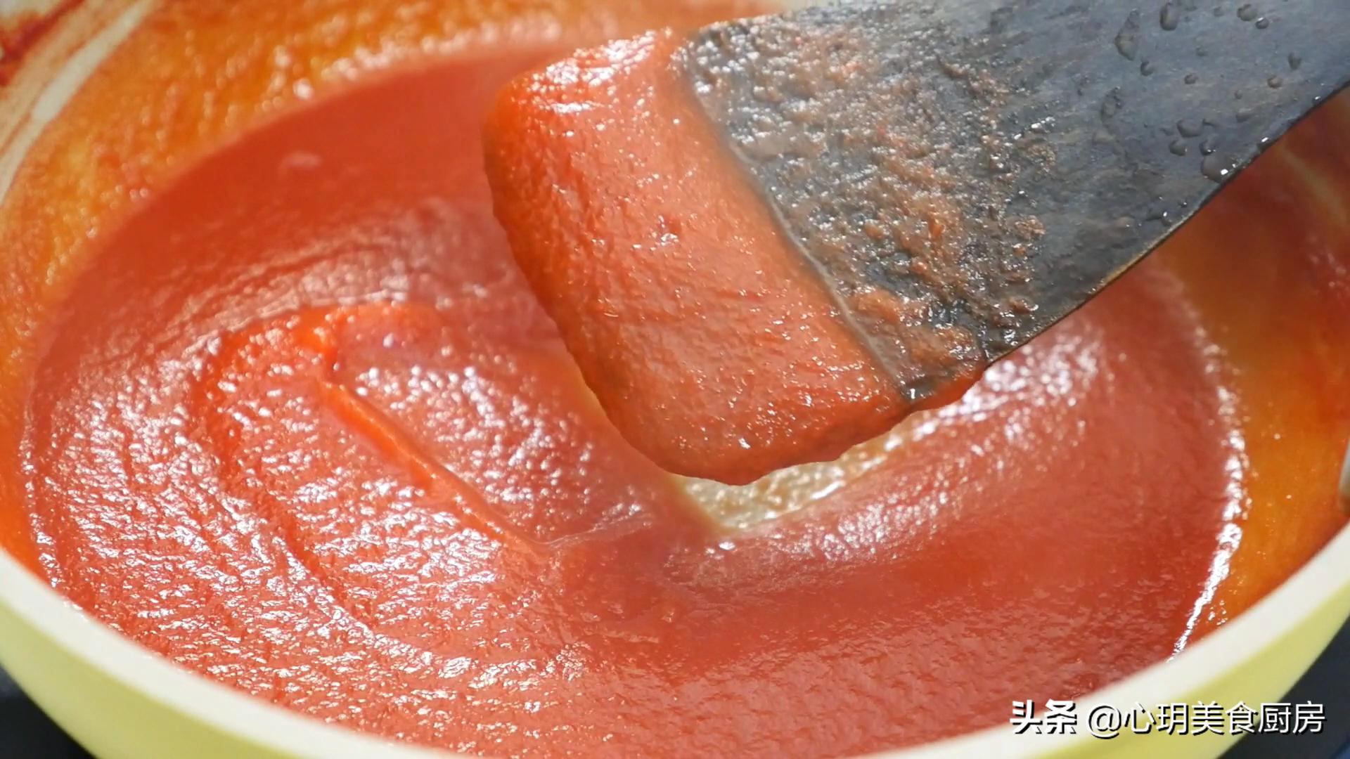 把番茄酱调成番茄沙司方法,把番茄放入冰箱边