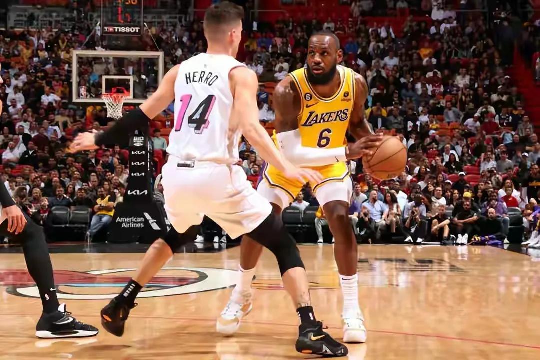 老詹连续6场高效拿下30+,老詹今日集锦活塞