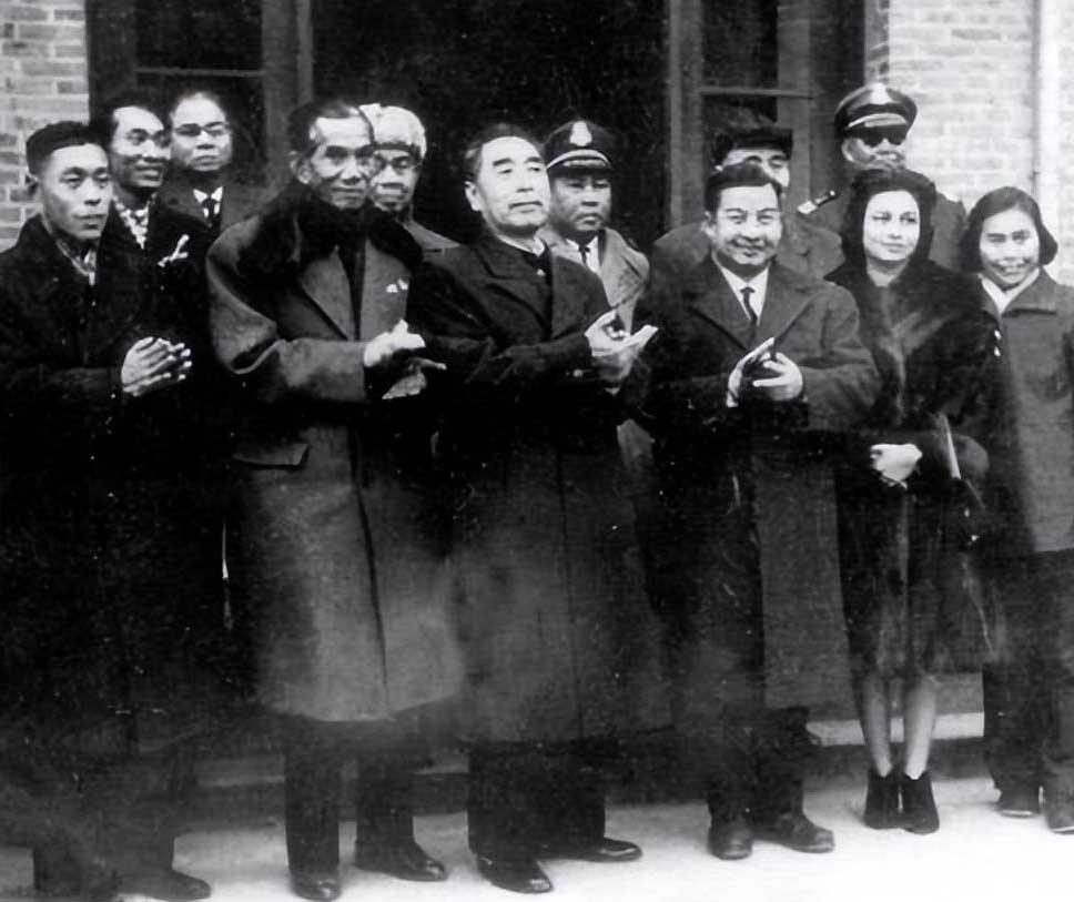 周总理给外宾送行，天降大雨，周总理站在雨里，纹丝不动