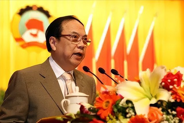 广东政协主席陈绍基:*养包**女主持和女演员，还和下属共享警花*妇情**