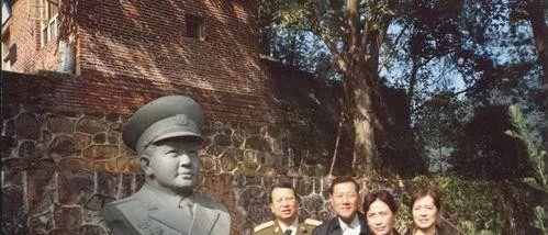 开国将军廖海光在酒店遭遇歹徒让其腾房，将军说：你是几斤几两？